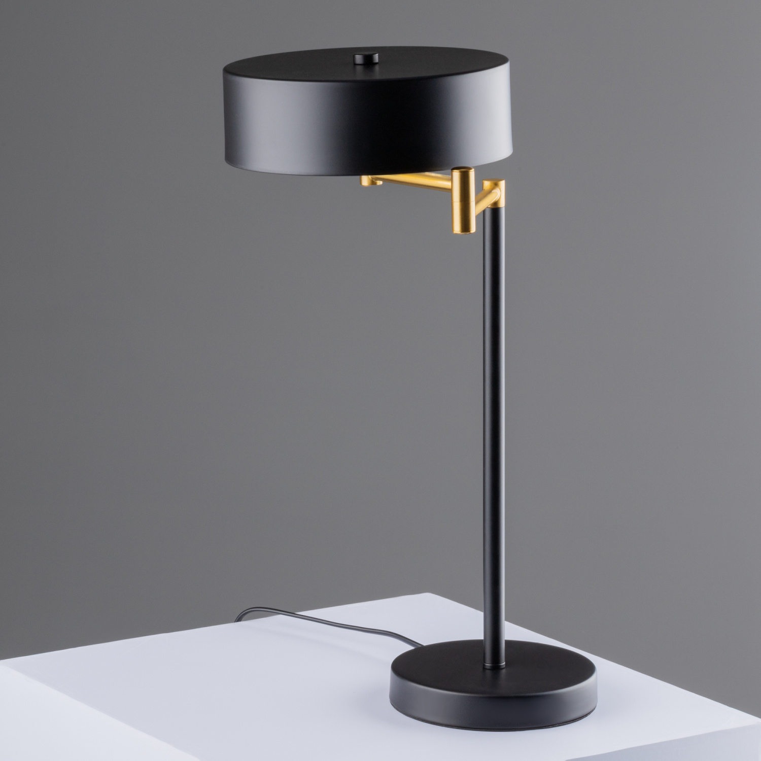 Freya Loft Izza Настольный светильник цвет: черный и латунь FR4008TL-02BBS